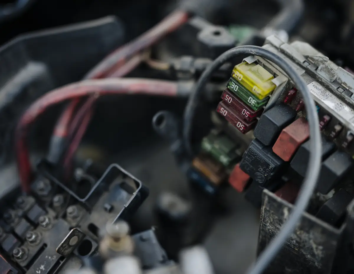 Caja de fusibles y cableado en el compartimiento del motor.